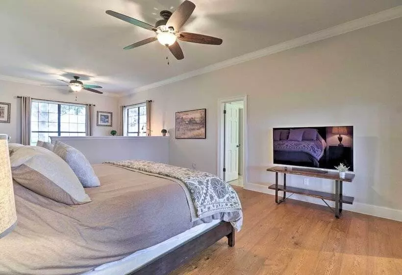 Modern Lakehouse W/ Stunning Views & Hot Tub!