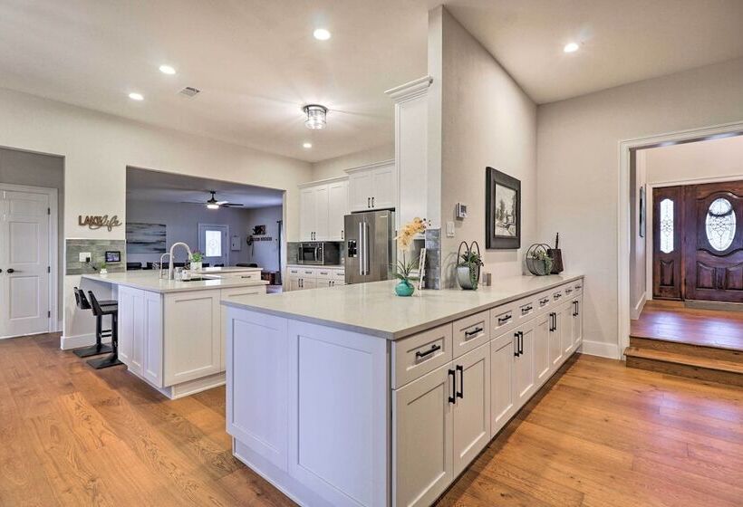 Modern Lakehouse W/ Stunning Views & Hot Tub!