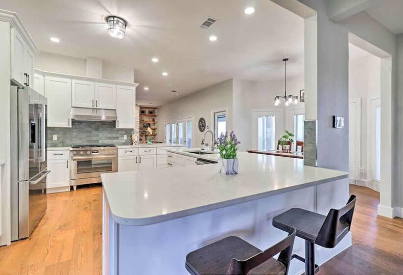 Modern Lakehouse W/ Stunning Views & Hot Tub!