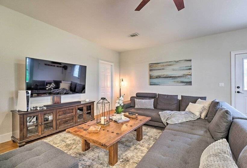 Modern Lakehouse W/ Stunning Views & Hot Tub!