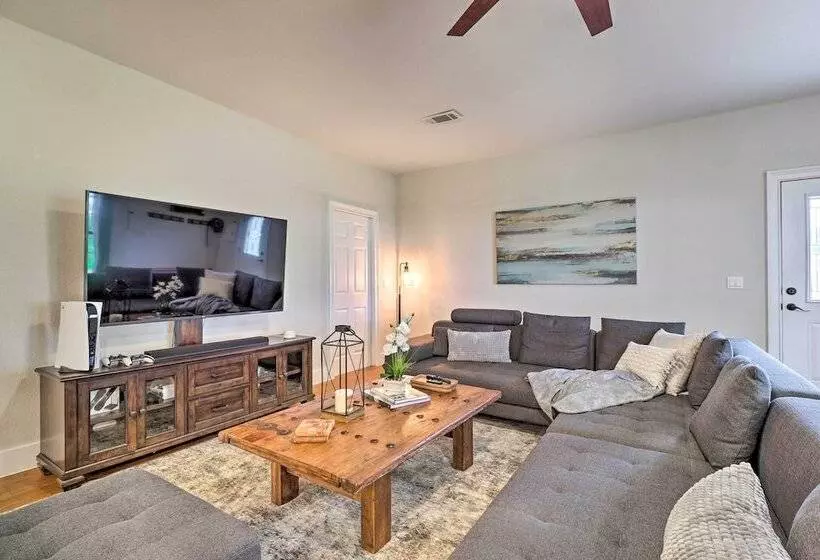 Modern Lakehouse W/ Stunning Views & Hot Tub!