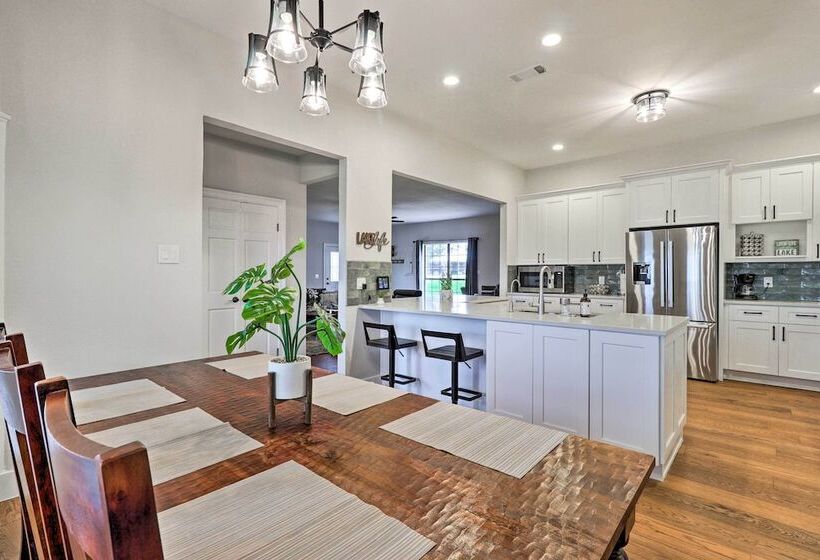 Modern Lakehouse W/ Stunning Views & Hot Tub!