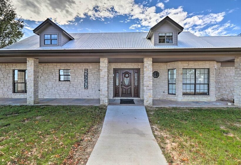 Modern Lakehouse W/ Stunning Views & Hot Tub!