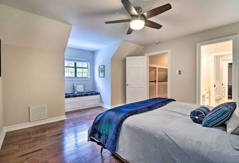 Modern Lakehouse W/ Stunning Views & Hot Tub!