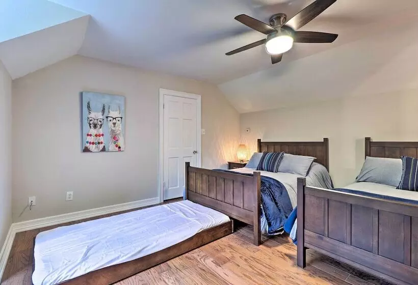 Modern Lakehouse W/ Stunning Views & Hot Tub!