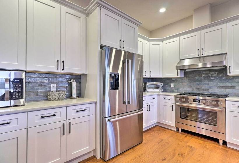 Modern Lakehouse W/ Stunning Views & Hot Tub!