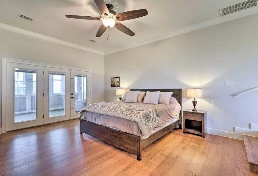 Modern Lakehouse W/ Stunning Views & Hot Tub!