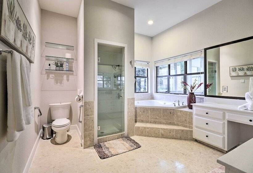 Modern Lakehouse W/ Stunning Views & Hot Tub!