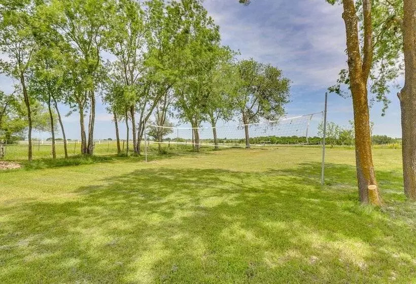 Modern Lakehouse W/ Stunning Views & Hot Tub!