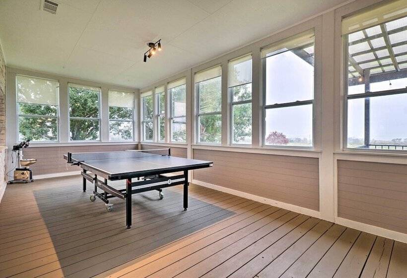 Modern Lakehouse W/ Stunning Views & Hot Tub!