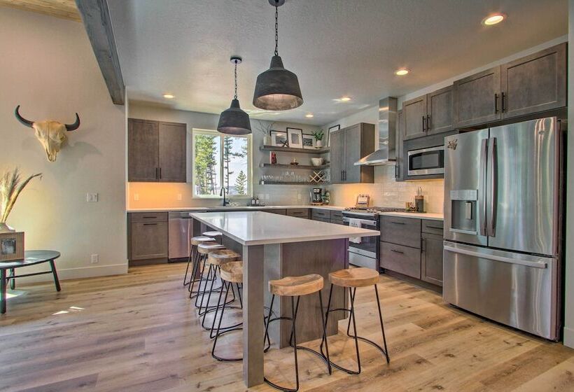 Modern & Newly Built Cabin: Ski, Fish, Hike!