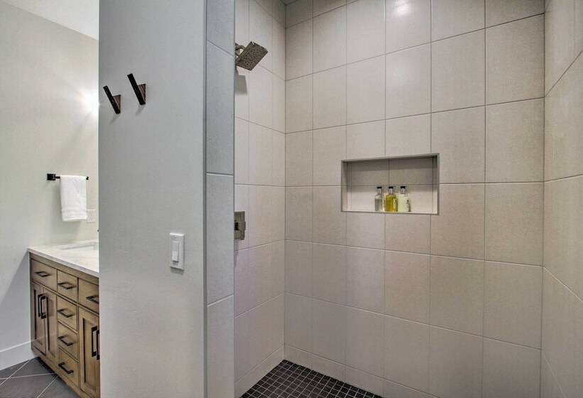 Modern & Newly Built Cabin: Ski, Fish, Hike!