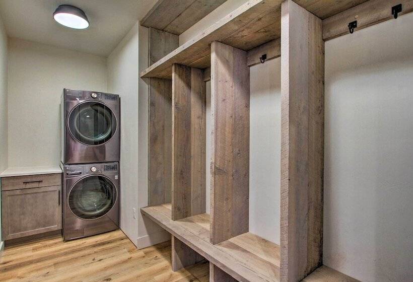 Modern & Newly Built Cabin: Ski, Fish, Hike!