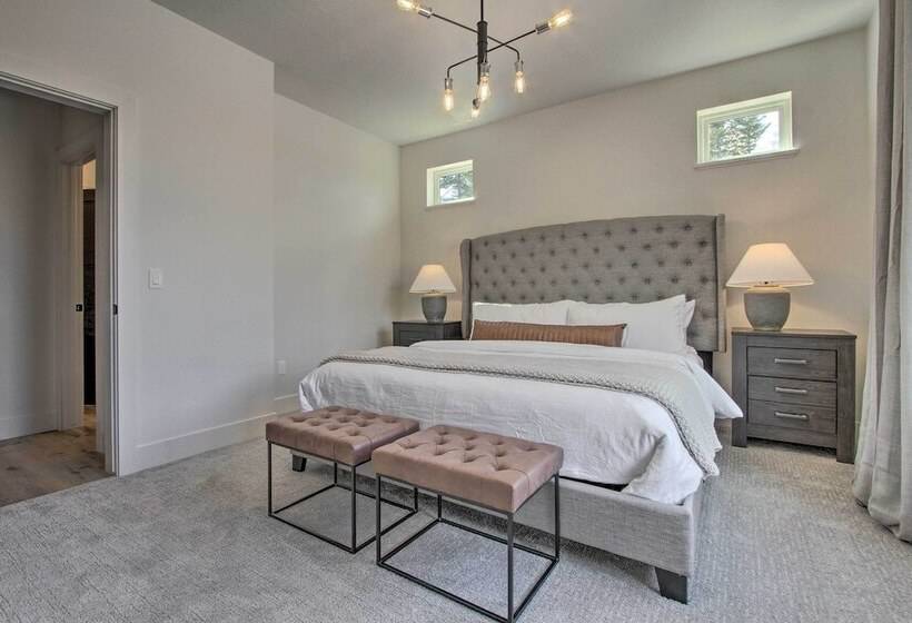 Modern & Newly Built Cabin: Ski, Fish, Hike!