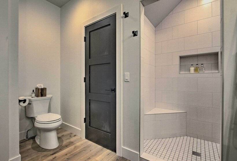 Modern & Newly Built Cabin: Ski, Fish, Hike!