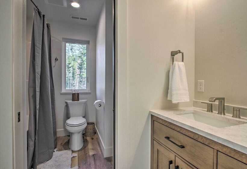 Modern & Newly Built Cabin: Ski, Fish, Hike!