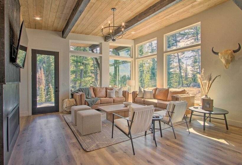 Modern & Newly Built Cabin: Ski, Fish, Hike!