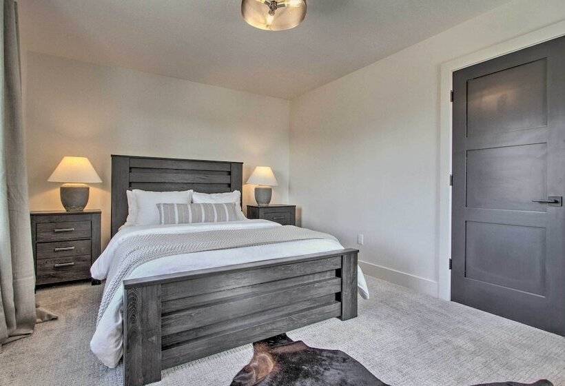 Modern & Newly Built Cabin: Ski, Fish, Hike!