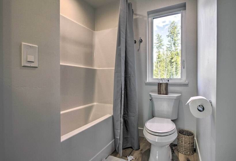 Modern & Newly Built Cabin: Ski, Fish, Hike!