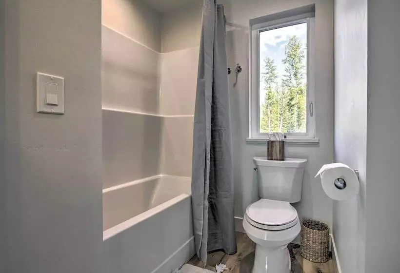 Modern & Newly Built Cabin: Ski, Fish, Hike!