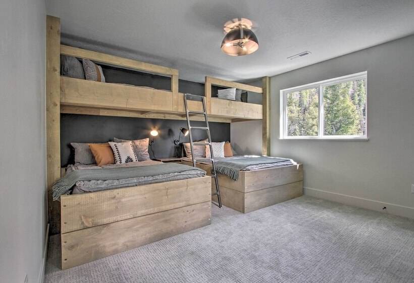 Modern & Newly Built Cabin: Ski, Fish, Hike!