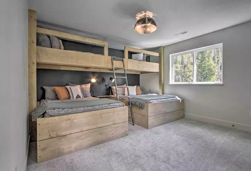 Modern & Newly Built Cabin: Ski, Fish, Hike!