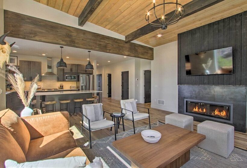 Modern & Newly Built Cabin: Ski, Fish, Hike!