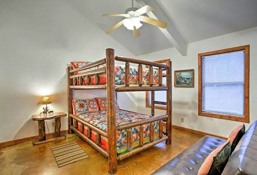 Broken Bow Cabin W/ Hot Tub: 3 Mi To Lake/overlook