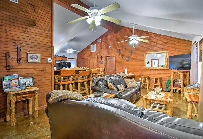 Broken Bow Cabin W/ Hot Tub: 3 Mi To Lake/overlook