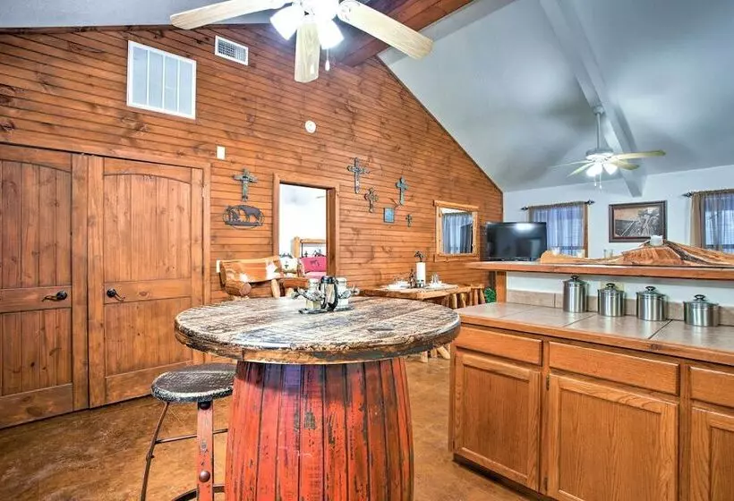 Broken Bow Cabin W/ Hot Tub: 3 Mi To Lake/overlook