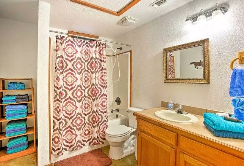 Broken Bow Cabin W/ Hot Tub: 3 Mi To Lake/overlook