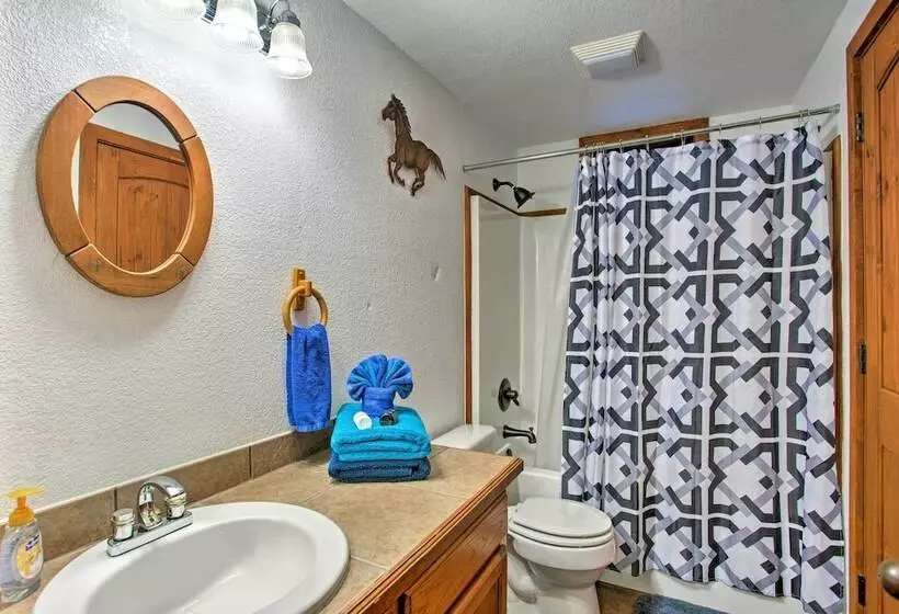 Broken Bow Cabin W/ Hot Tub: 3 Mi To Lake/overlook