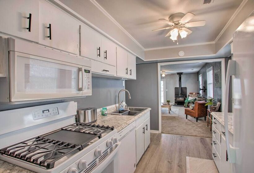 Peaceful Cottage ~ 8 Mi To Downtown Toledo!