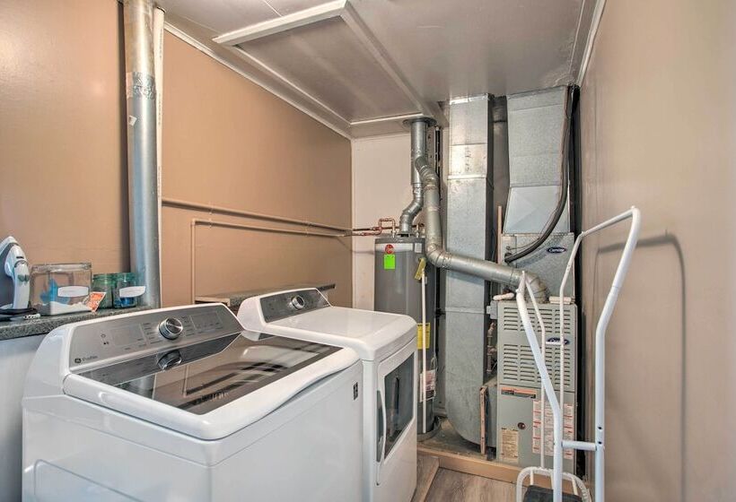 Peaceful Cottage ~ 8 Mi To Downtown Toledo!