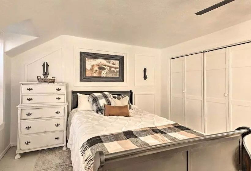 Peaceful Luna Farmhouse With Wraparound Porch!