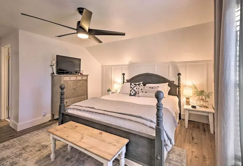 Peaceful Luna Farmhouse With Wraparound Porch!