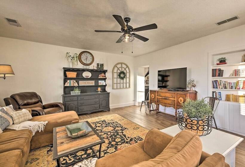 Peaceful Luna Farmhouse With Wraparound Porch!