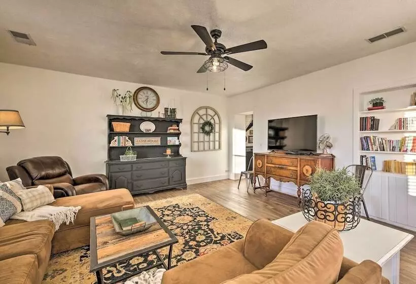 Peaceful Luna Farmhouse With Wraparound Porch!