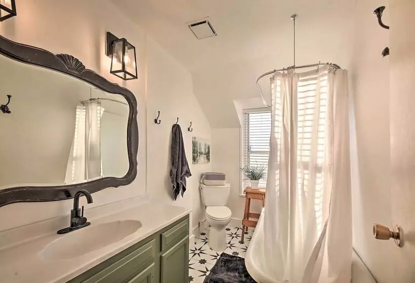 Peaceful Luna Farmhouse With Wraparound Porch!