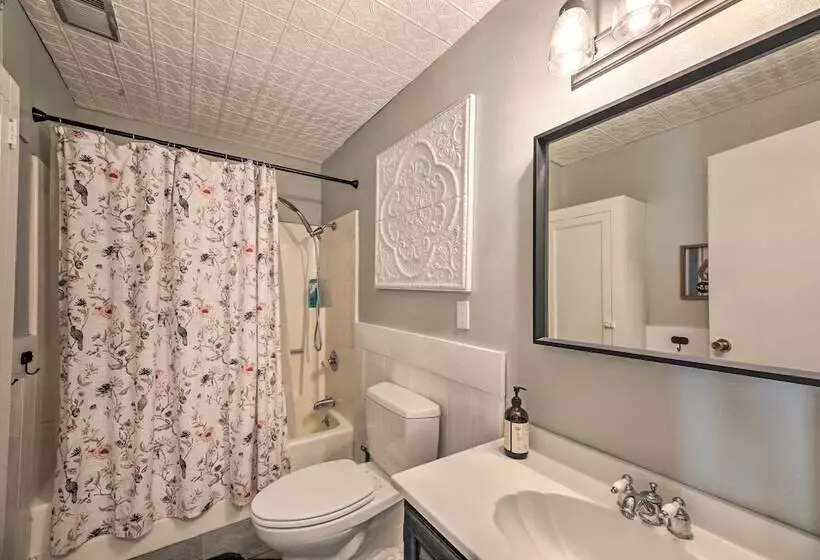 Peaceful Luna Farmhouse With Wraparound Porch!