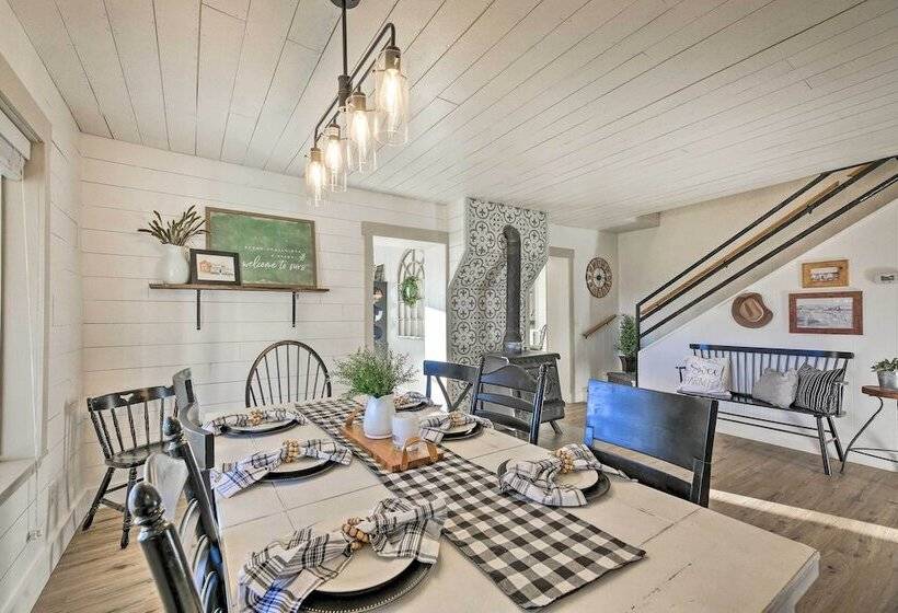 Peaceful Luna Farmhouse With Wraparound Porch!