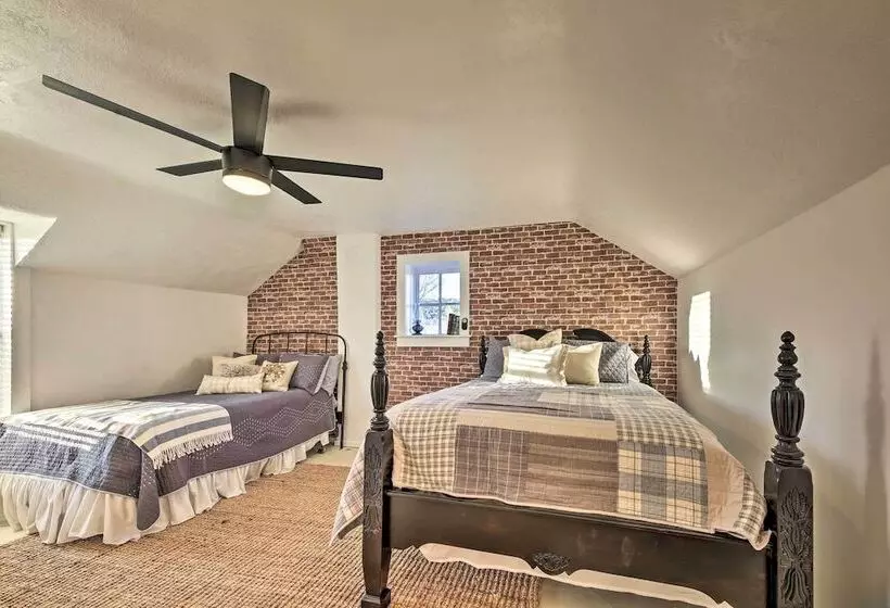 Peaceful Luna Farmhouse With Wraparound Porch!