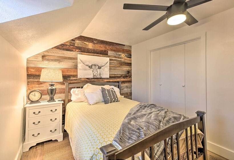 Peaceful Luna Farmhouse With Wraparound Porch!