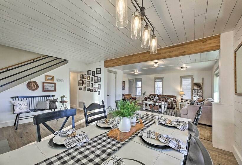 Peaceful Luna Farmhouse With Wraparound Porch!
