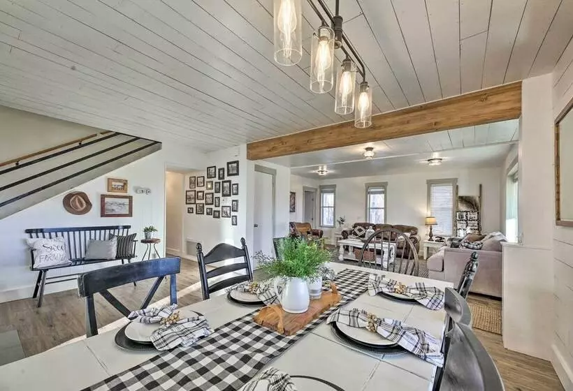 Peaceful Luna Farmhouse With Wraparound Porch!