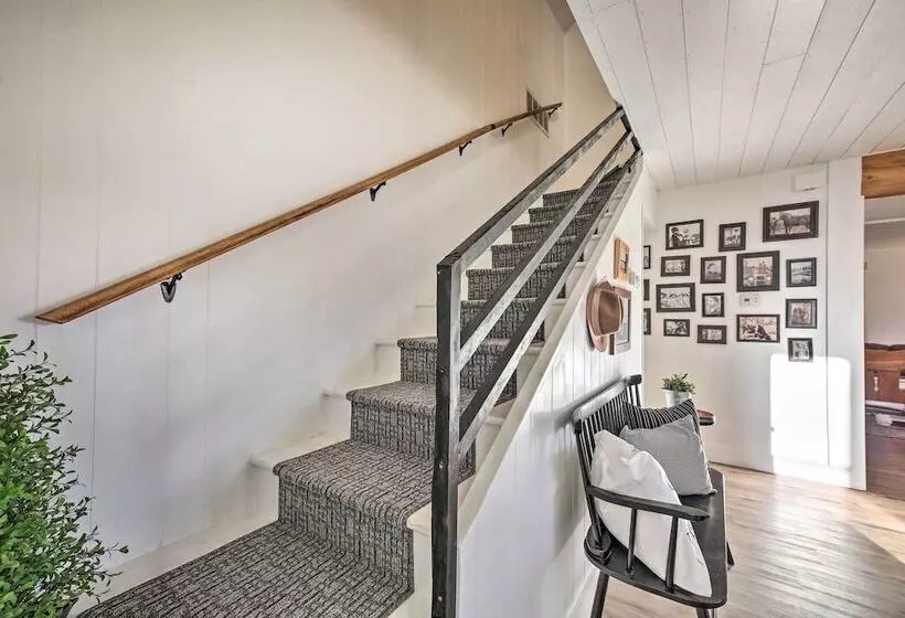 Peaceful Luna Farmhouse With Wraparound Porch!