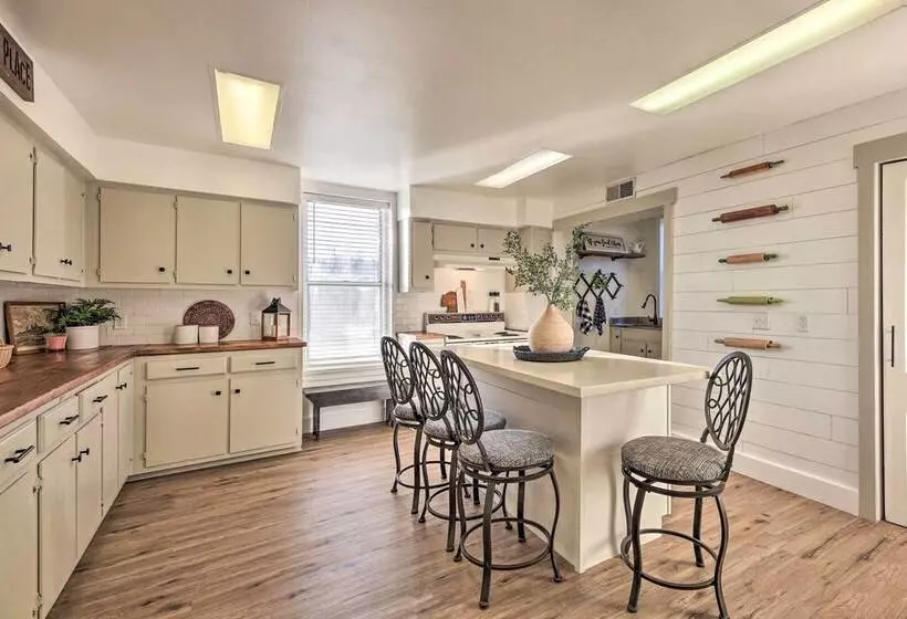 Peaceful Luna Farmhouse With Wraparound Porch!