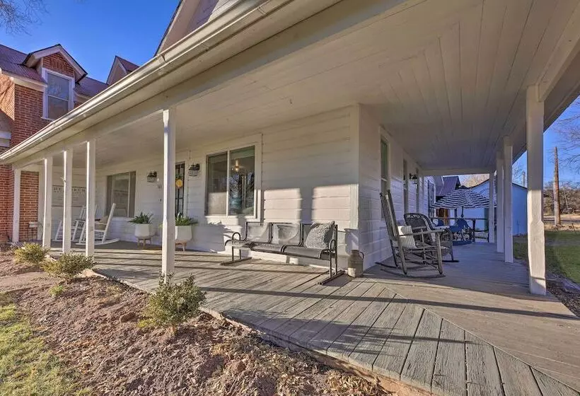 Peaceful Luna Farmhouse With Wraparound Porch!