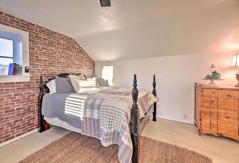 Peaceful Luna Farmhouse With Wraparound Porch!