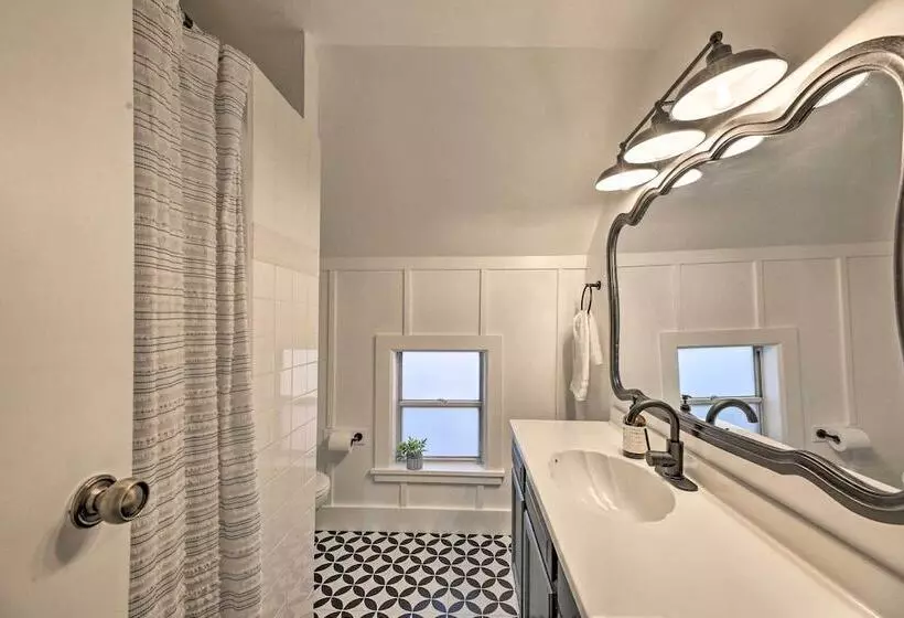 Peaceful Luna Farmhouse With Wraparound Porch!